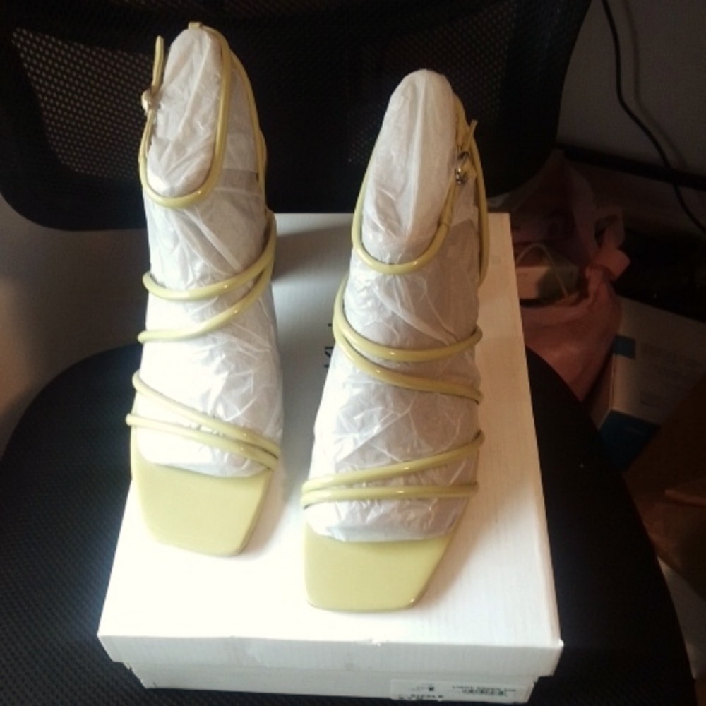 NWT Calvin Klein women's heeled sandal